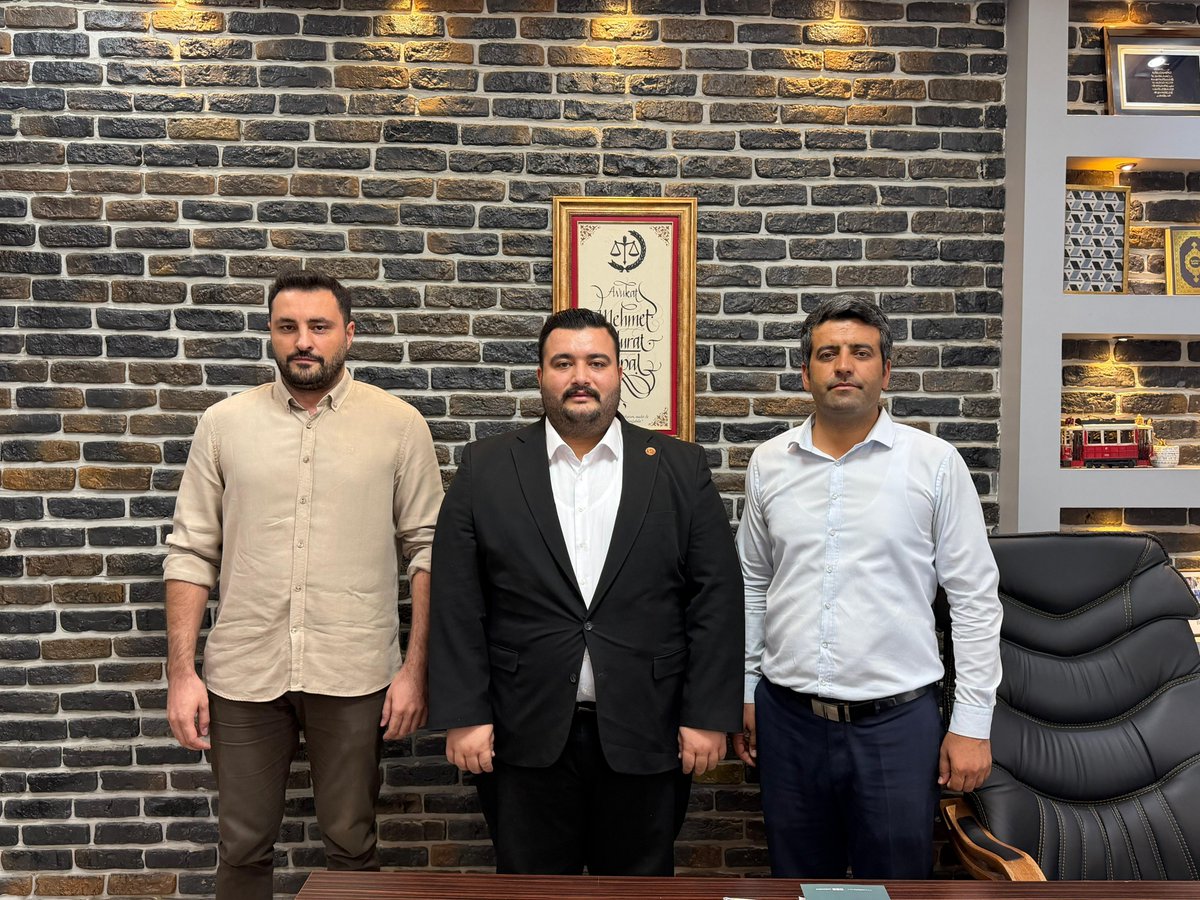 MHP__Karakopru's tweet photo. Genç Büro-Sen Başkanı Sn. Sami CENNETOĞLU ve Karaköprü Akbayır Mahallesi Muhtarı Sn. Ahmet KAYA, İlçe Başkanımız Av. Mehmet Murat TOPAL’ı çalışma ofisinde ziyaret ederek hayırlı olsun dileklerinde bulundular.

​Nazik ziyaretleri ve hoş sohbetleri için kendilerine teşekkür eder, çalışmalarında kolaylıklar dileriz.