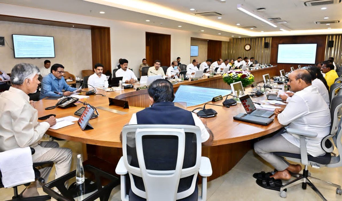 mana_Prakasam's tweet photo. 🚨 breaking news🚨
వెలిగొండ, పోలవరం LMC' ప్రారంభోత్సవ ప్రకటనల్లో మంత్రి నిమ్మల ఫోటో లేకపోవడాన్ని తప్పుబట్టిన సీఎం చంద్రబాబు గారు 

సమన్వయ లోపంతో వివిధ కార్యక్రమాల్లో ప్రొటోకాల్ ఉల్లంఘన.

శంకుస్థాపనలు, ప్రారంభోత్సవ ప్రకటనల్లో సంబంధిత మంత్రుల ఫోటోలు లేకపోవడం సరికాదు.

తప్పులు పునరావృతం కాకుండా అధికారులు జాగ్రత్తలు తీసుకోవాలి.

- ఏపీ మంత్రివర్గ సమావేశంలో సీఎం చంద్రబాబు గారు