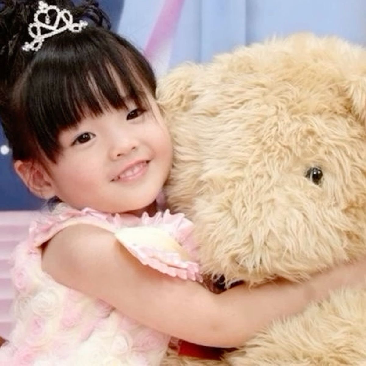 Hokazosno's tweet photo. Uncle lew favorite hobby is apparently reminding me that i’m pretty in every single picture i post ♡ he's the number one pretty-niece enthusiast ♡ i love uncle for that ♡ https://t.co/sYLzqyODpk