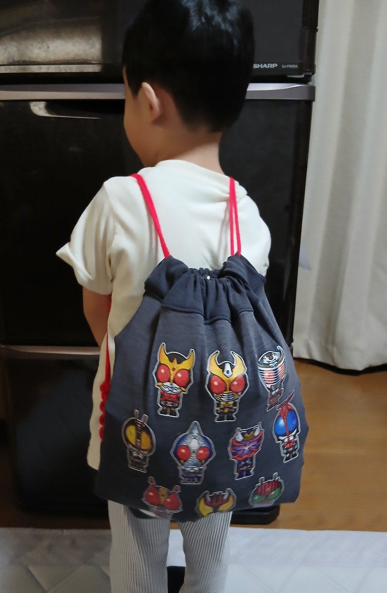 iam_mt96's tweet photo. 何度も着て、もう着れないほどボロボロになった俺のTシャツ

母上の技術で甥っ子のリュックに変わる https://t.co/Vs654fYmpp