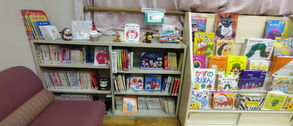 katsumou's tweet photo. 夏休み中に、図書館の模様替えを行いました。ゆったりくつろぎながら本を楽しめる空間を意識しました😊 https://t.co/mTYna8TDdp