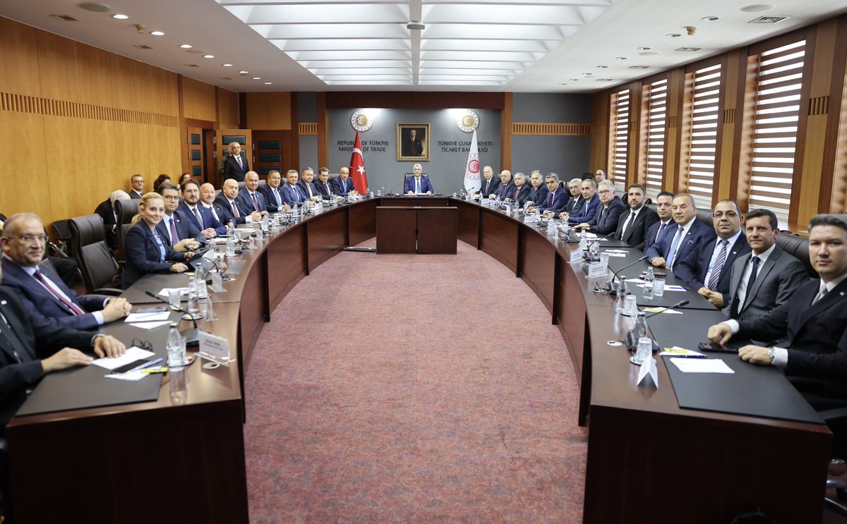turkihracat's tweet photo. TİM Başkanımız Mustafa Gültepe, Yönetim Kurulu ve Sektörler Konseyi Üyelerimiz, Ticaret Bakanımız Prof. Dr. Ömer Bolat ile bir araya geldi.

Görüşmede ihracata yönelik gelişmeler, ihracatçılarımızın beklentileri ve ekonomi gündemine ilişkin değerlendirmelerde bulunuldu. https://t.co/zkShxJM1zg