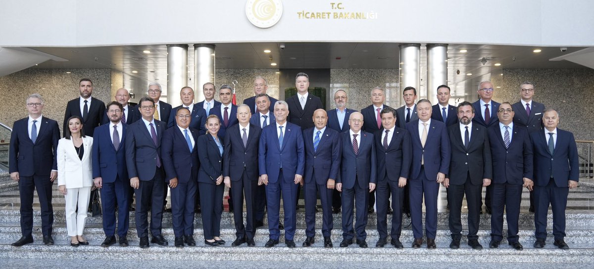 turkihracat's tweet photo. TİM Başkanımız Mustafa Gültepe, Yönetim Kurulu ve Sektörler Konseyi Üyelerimiz, Ticaret Bakanımız Prof. Dr. Ömer Bolat ile bir araya geldi.

Görüşmede ihracata yönelik gelişmeler, ihracatçılarımızın beklentileri ve ekonomi gündemine ilişkin değerlendirmelerde bulunuldu. https://t.co/zkShxJM1zg