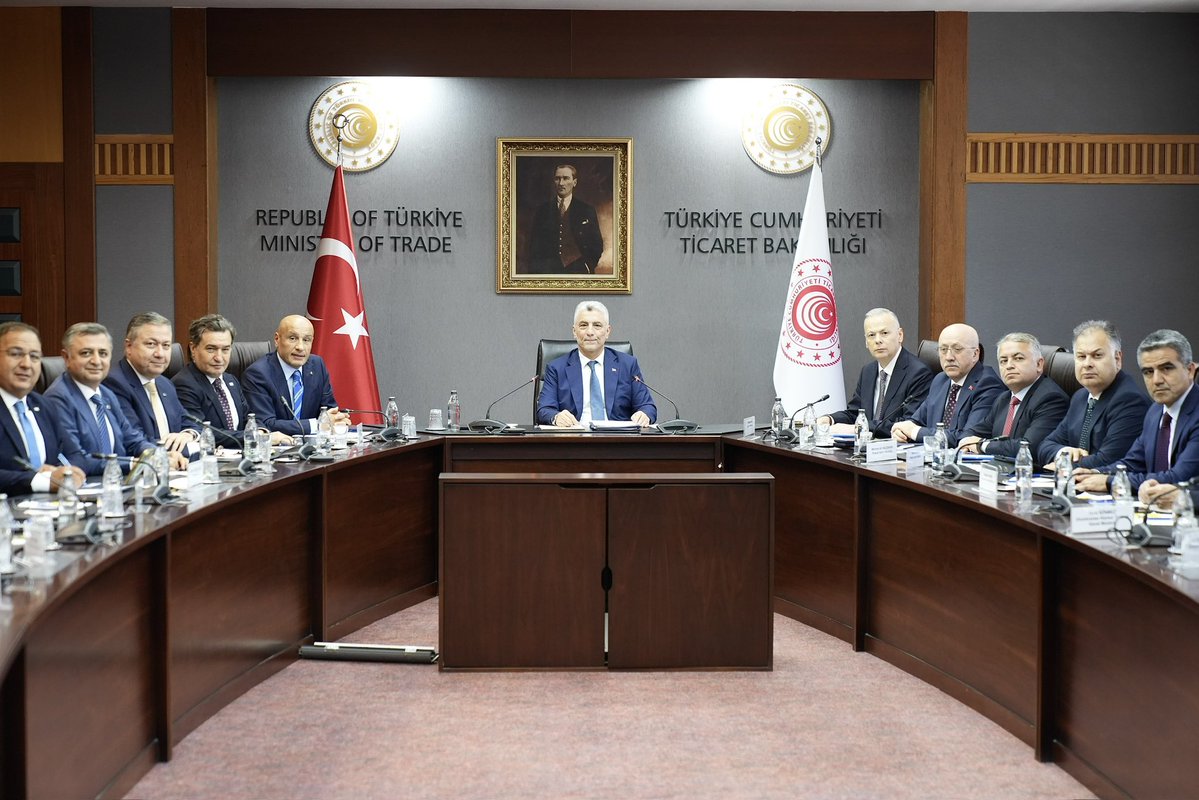 turkihracat's tweet photo. TİM Başkanımız Mustafa Gültepe, Yönetim Kurulu ve Sektörler Konseyi Üyelerimiz, Ticaret Bakanımız Prof. Dr. Ömer Bolat ile bir araya geldi.

Görüşmede ihracata yönelik gelişmeler, ihracatçılarımızın beklentileri ve ekonomi gündemine ilişkin değerlendirmelerde bulunuldu. https://t.co/zkShxJM1zg