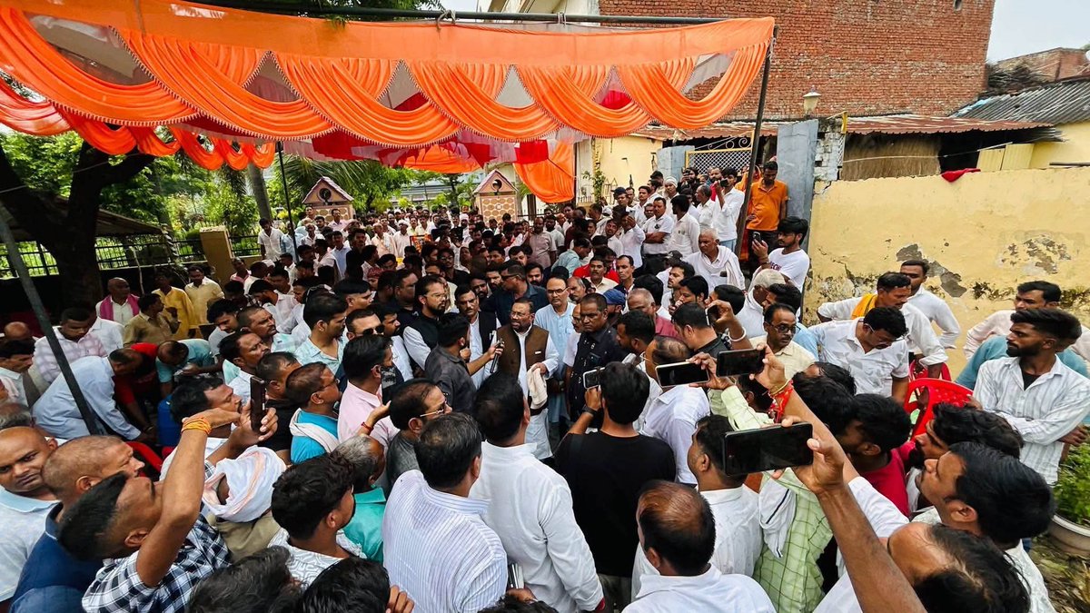 ajpyuvamorcha's tweet photo. स्वामी प्रसाद मौर्य जी ने अयोध्या के पूराकलंदर थाना क्षेत्र के कंदैला गाँव पहुँचकर दबंगों द्वारा किए गए गोली-बम कांड में मृतक स्व. राम लगन मौर्य जी के परिजनों से मुलाकात की और उन्हें ढांढस बंधाते हुए गहरी शोक संवेदना व्यक्त की।

उन्होंने इस जघन्य घटना में शामिल शेष आरोपियों की शीघ्र गिरफ्तारी तथा दोषियों के विरुद्ध राष्ट्रीय सुरक्षा कानून (NSA) के तहत कठोर कार्रवाई किए जाने की मांग की, ताकि पीड़ित परिवार को न्याय मिल सके और क्षेत्र में कानून-व्यवस्था कायम रहे।
Swami Prasad Maurya

#SwamiPrasadMaurya #RamLaganMaurya #Kandaila #Ayodhya #AyodhyaNews #MauryaSamaj #JusticeForRamLaganMaurya #NSA #UPNews #UttarPradesh #Purakalandar #लावनन्दोर्डर