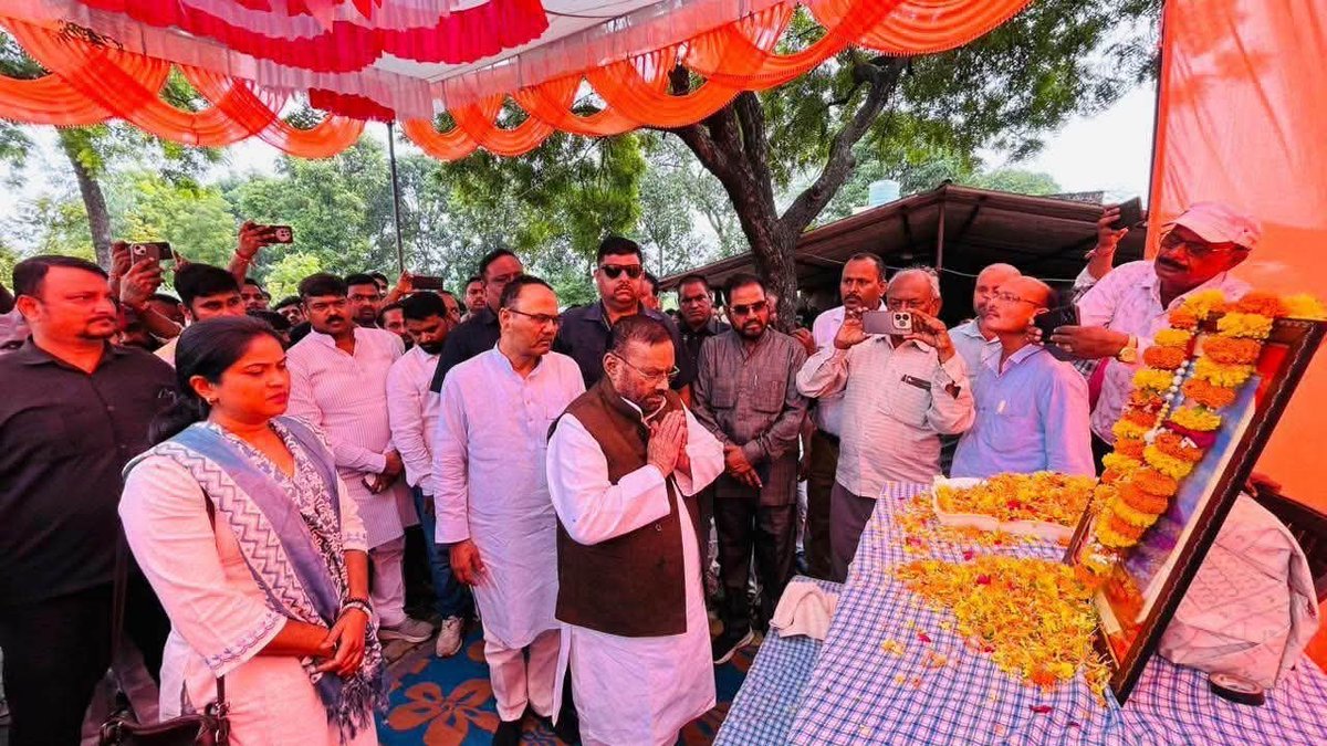 ajpyuvamorcha's tweet photo. स्वामी प्रसाद मौर्य जी ने अयोध्या के पूराकलंदर थाना क्षेत्र के कंदैला गाँव पहुँचकर दबंगों द्वारा किए गए गोली-बम कांड में मृतक स्व. राम लगन मौर्य जी के परिजनों से मुलाकात की और उन्हें ढांढस बंधाते हुए गहरी शोक संवेदना व्यक्त की।

उन्होंने इस जघन्य घटना में शामिल शेष आरोपियों की शीघ्र गिरफ्तारी तथा दोषियों के विरुद्ध राष्ट्रीय सुरक्षा कानून (NSA) के तहत कठोर कार्रवाई किए जाने की मांग की, ताकि पीड़ित परिवार को न्याय मिल सके और क्षेत्र में कानून-व्यवस्था कायम रहे।
Swami Prasad Maurya

#SwamiPrasadMaurya #RamLaganMaurya #Kandaila #Ayodhya #AyodhyaNews #MauryaSamaj #JusticeForRamLaganMaurya #NSA #UPNews #UttarPradesh #Purakalandar #लावनन्दोर्डर