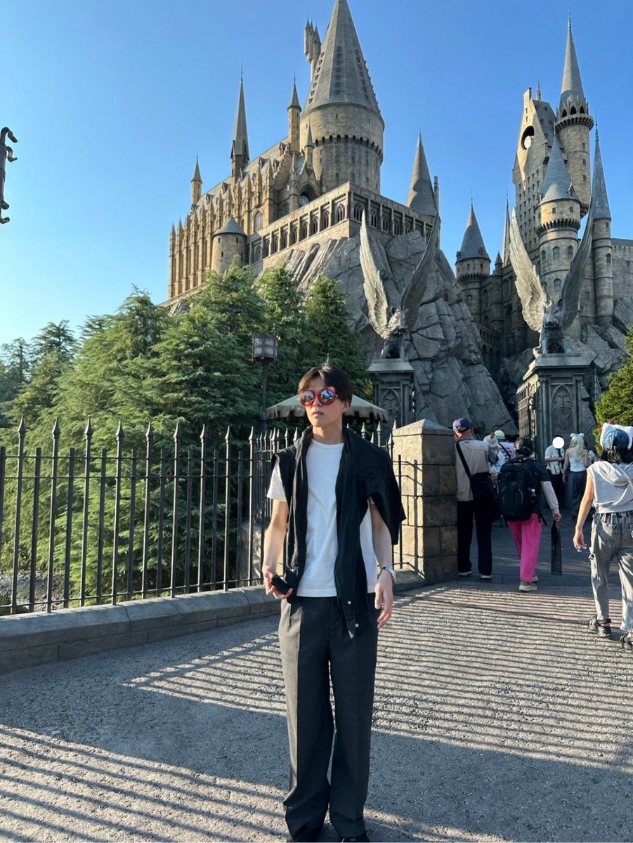 asahiprints's tweet photo. #ASAHI weverse dm 💌

🐱: [📸 x 3]
🐱: universal studio part 2
🐱: now that i think about it, universal studio is the same age as me
🐱: 25 years old
🐱: have a great night today too ☺️
🐱: good night https://t.co/eBywrOVWlp