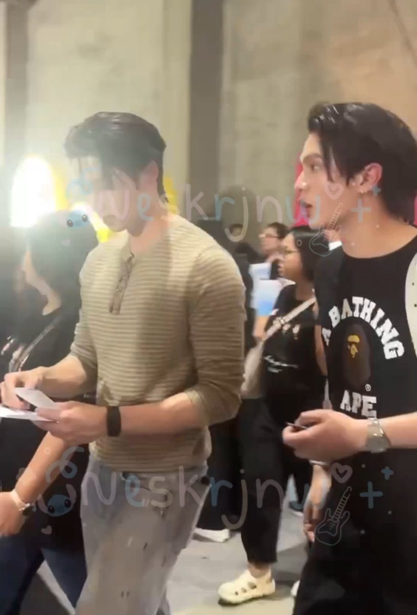 underthesamsky_'s tweet photo. วิลเลี่ยมเอสไปดูคอนสุดท้ายอัสนีวสันต์ด้วยกันว่าเขินแล้ว อันนี้ไปดูแบบที่มีพ่อเอกแม่แอนก็ไปด้วยเขินขึ้นกว่าเดิมล้านเท่า มึง ไม่ตลกแล้ว ตอนปี 2024 ก็ไป ปีนี้ 2026 จะพลาดได้ไงล่ะ ละพาเทอไปกับครอบครัวเราด้วย ผู้ใหญ่รับรู้หมด เพลงคนสุดท้ายที่เคยให้ ผ่านมา 2 ปีก็ยังเป็นเทอจริงๆว่ะ 😭 https://t.co/gl0g9up0Hl