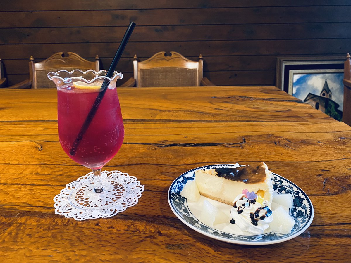 FolivoraSloth's tweet photo. 8月はお休みされていたのでひさしぶりに
三木市の喫茶cottonへ
新しくやって来た人懐っこい子にも会えて嬉しかったし、赤紫蘇のジュースと柚子のチーズケーキをいただいて日が落ちるまでゆっくりさせてもらいました https://t.co/DM2TlV1OOe