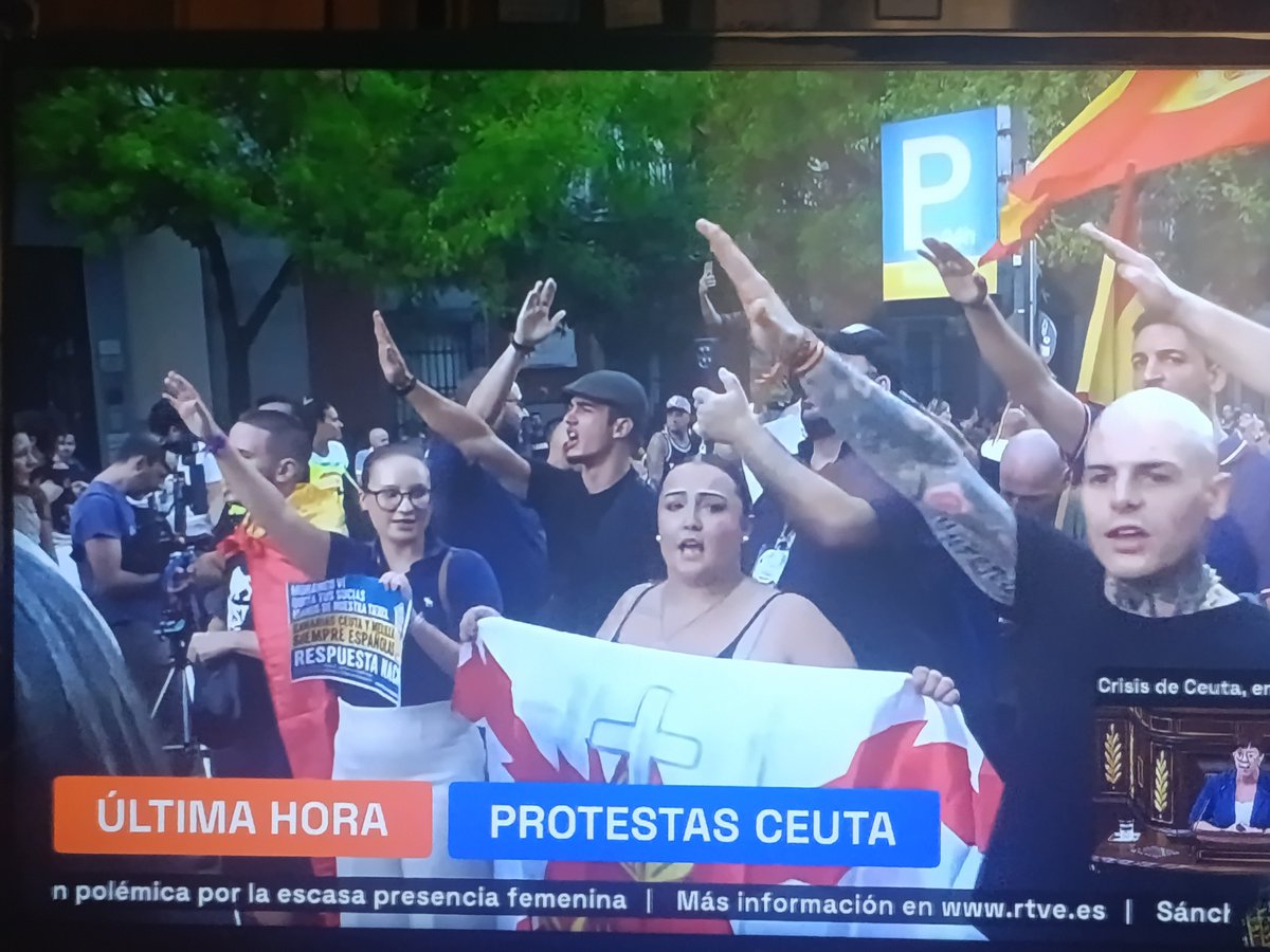 Aldo_Stiglitz_'s tweet photo. @Toniestevezg Pobrecitos... Pues imagina a los manifestantes de izquierda lo que hacen... 
A qué no es agradable? Eso os pasa por ser violentos y Nazis. Os quejáis de una "dictadura" de Sánchez, pero tenéis a Nazis que hacen saludos fascistas... Curioso... 😂 https://t.co/bgdj1opvnY