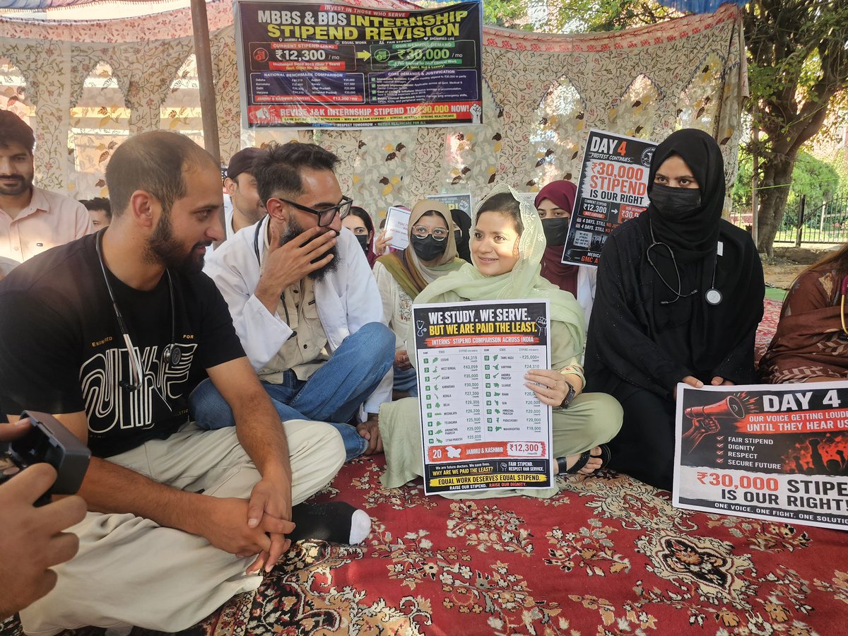 IltijaMufti_'s tweet photo. Stood in solidarity with medical interns at GMC Anantnag in their legitimate protest demanding a stipend raise. Shameful that the government has money to raise perks & salaries of Ministers plus MLAs & to buy Defender cars worth 2 crores but not a dime for these hard working interns. 

Excuses wont do. Raise their stipends already.