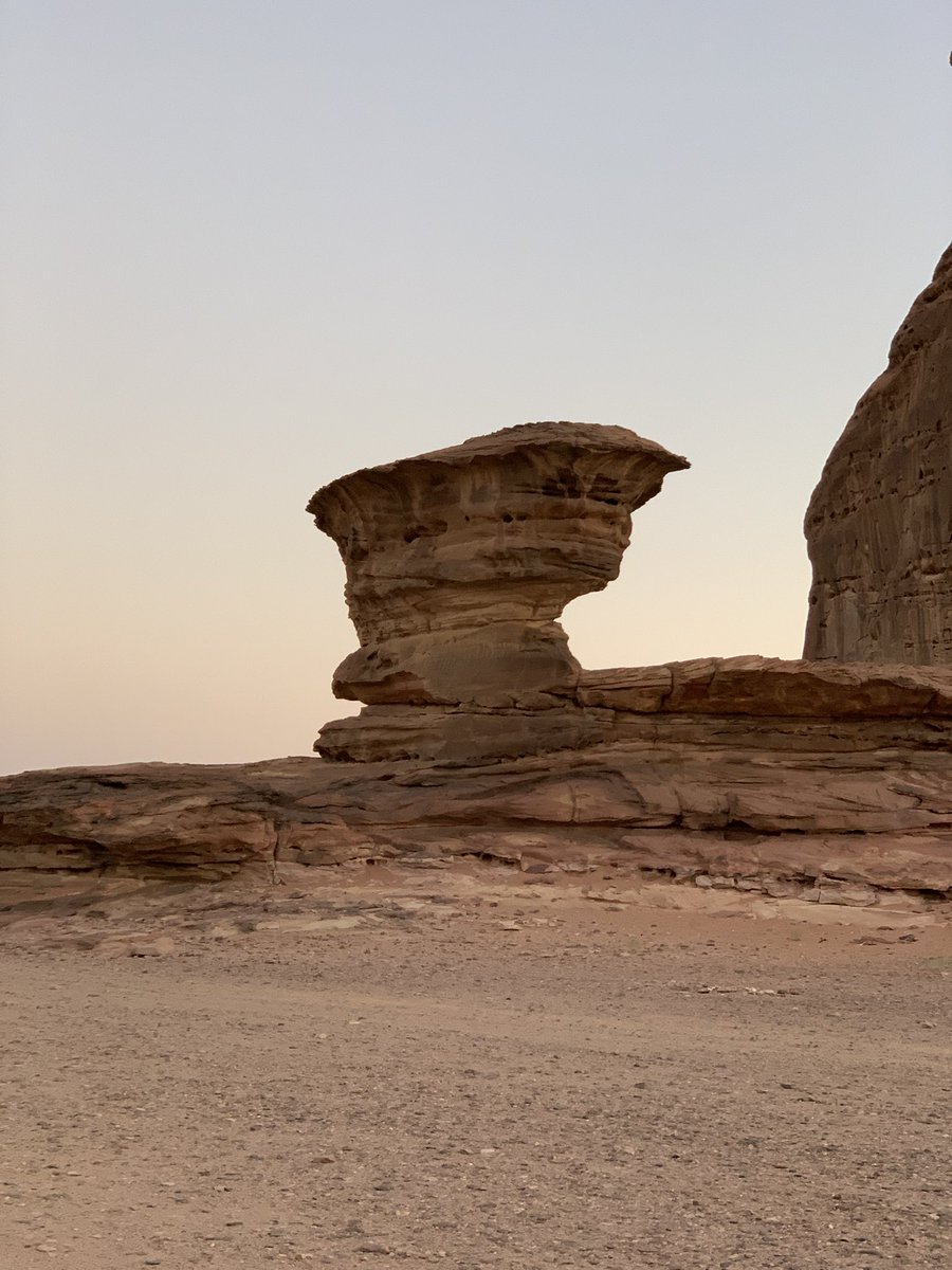 4_wneom's tweet photo. موائد صخرية تشبه نبات الفطر او اعصار قمعي وتكثر في شمال غرب المملكة ومتكونه من الجبال الرملية مع مرور ملايين السنين من التعرية والتجوية مكونه هذا الشكل البديع سبحان الخالق ... #حسمى #مدين https://t.co/eLqbCvNkF9