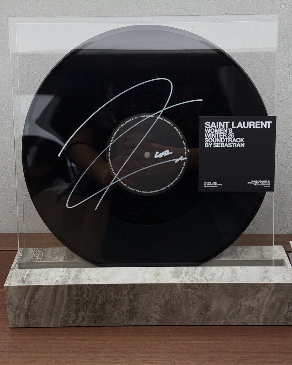 Hereiam_cafe's tweet photo. 260903 ymagazine_official instagram 

입생로랑 뷰티의 한국 첫 부티크가 9월 5일 성수에 오픈합니다. 

앰버서더 카이의 사인도 찾아보시길!🐻
https://t.co/umUGJVop8d

#엑소카이 #EXO #KAI #jongin #김종인 #카이 #カイ #종인 #金钟仁 #KAIxYSLBeauty #입생로랑뷰티 #yslbeauty #입생로랑뷰티성수부띠끄 @yslbeauty