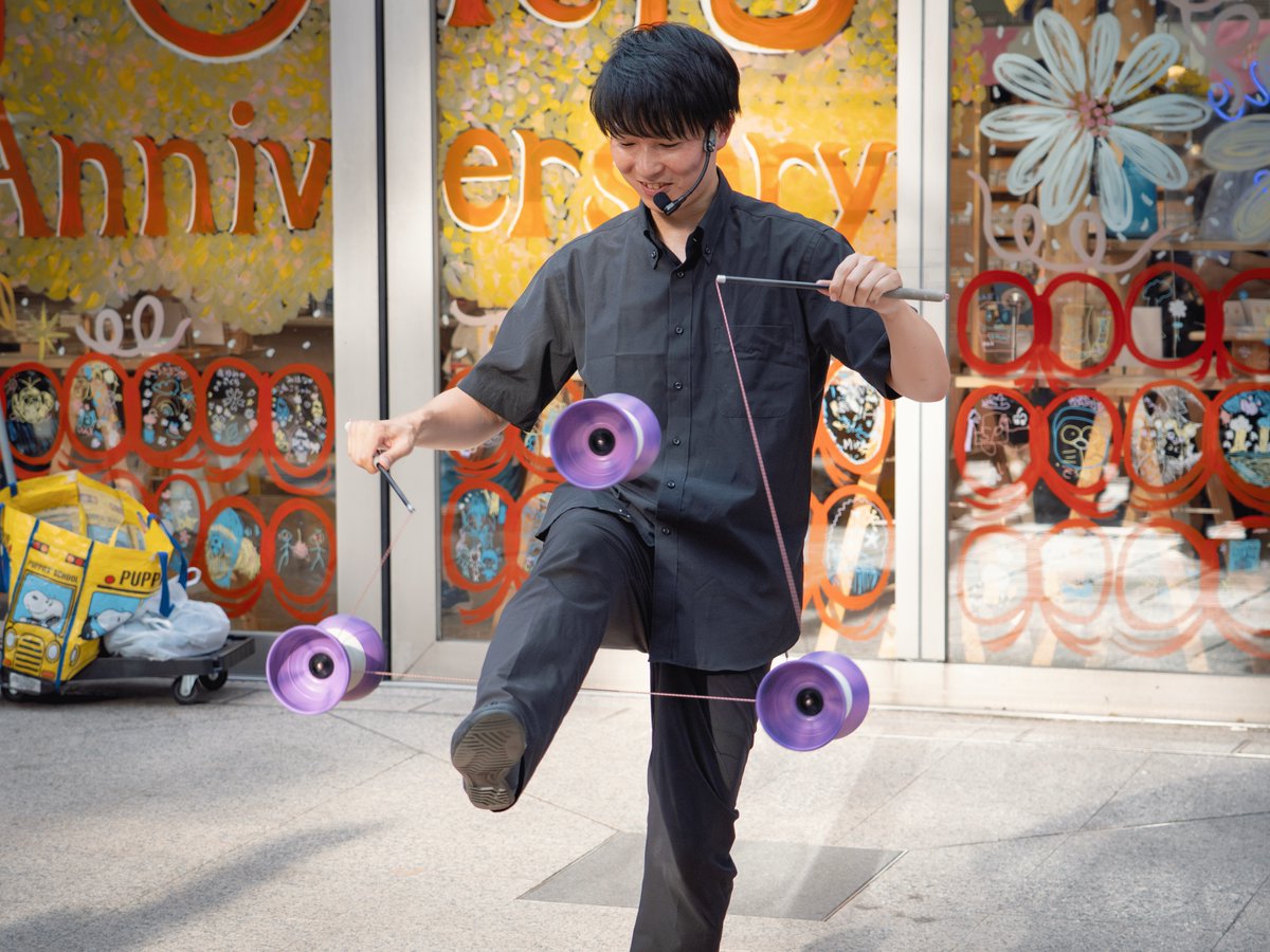 kameido_d's tweet photo. #ホコナン
ジャグリング、なんだろう？  

[ juggler Kyon]　@jugglerkyon 

子どもから大人まで夢中になれる本格ジャグリングショー！

様々な道具を自在に操り、繰り出される大技の数々に興奮間違いなしです。

注目は、大会入賞レベルのテクニカルなパフォーマンスで魅せるディアボロ（中国ゴマ）。

派手な技からマニアックな技まで、まばたき少な目でお楽しみください。

 #エンカメ