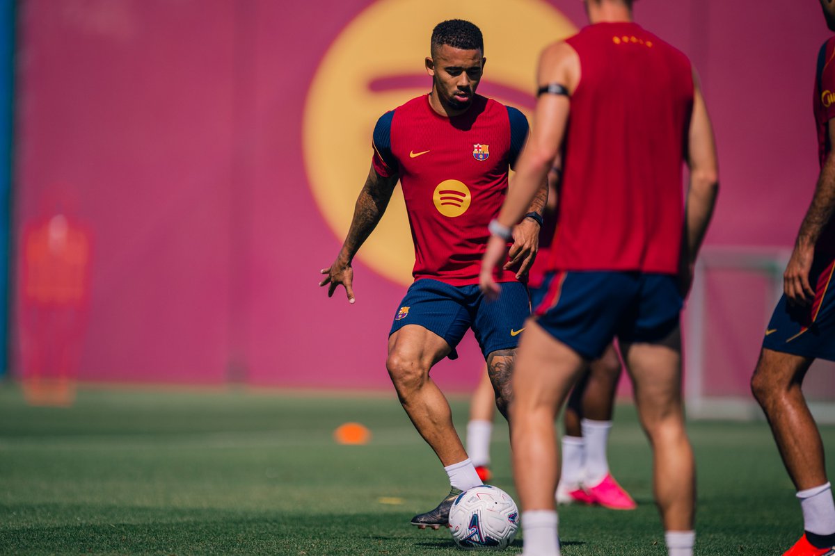 gerardromero's tweet photo. Gabriel Jesus ya con el resto de compañeros https://t.co/UEZRSxulwT