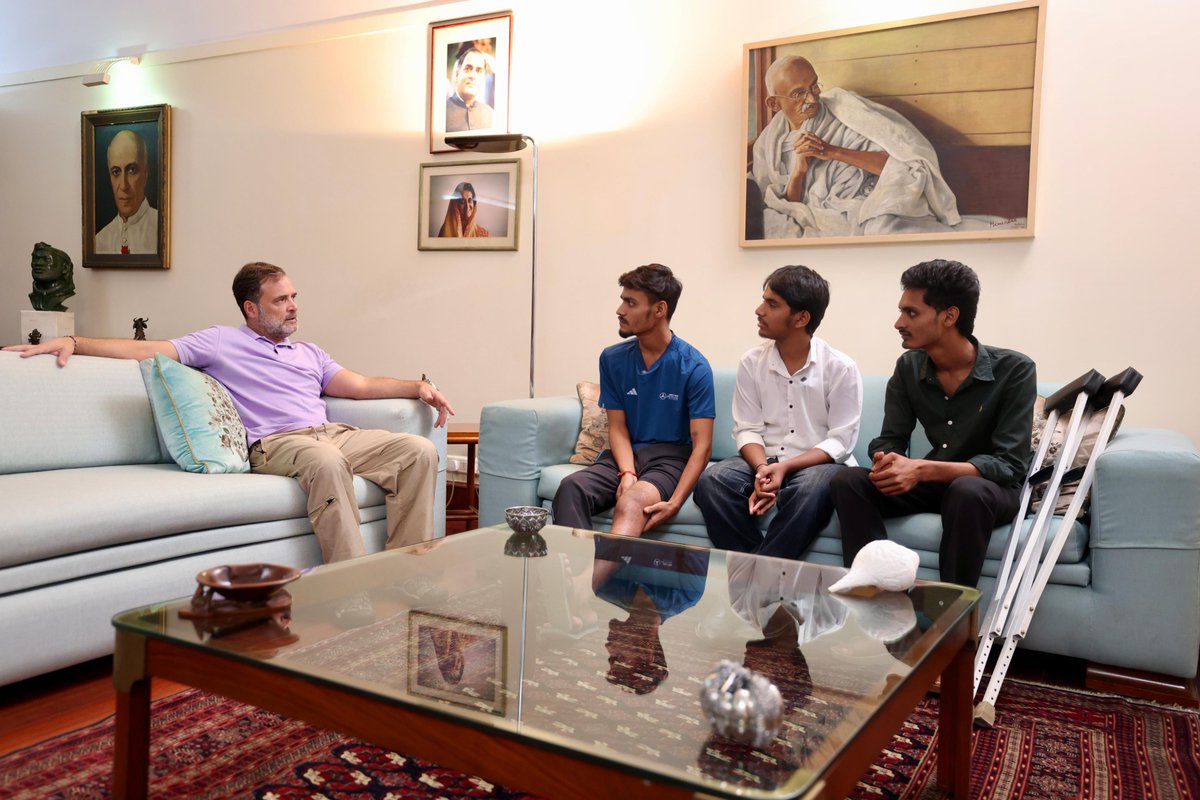 INCIndia's tweet photo. नेता विपक्ष श्री @RahulGandhi ने बिहार के उन छात्रों और युवाओं से मुलाकात की, जिन्होंने परीक्षा व्यवस्था में धांधली के खिलाफ आवाज उठाने पर भयंकर पुलिस बर्बरता का सामना किया।

पुलिस की लाठियों, AK-47 और पिस्तौल से चली गोली ने कई छात्रों को घायल कर दिया। 

ये युवा सिर्फ निष्पक्ष अवसर, पारदर्शी परीक्षा व्यवस्था और अपने अधिकार मांग रहे थे। ऐसी मांग पर लाठियां और गोलियां चलाने की आखिर क्या जरूरत थी?

बिहार की BJP सरकार कुछ भी कर ले, हम इन युवाओं के साथ खड़े हैं। युवाओं की आवाज दबाने वाली सत्ता को एक दिन जनता के सामने जवाब देना पड़ेगा। 

#ChhatronKiGoonj