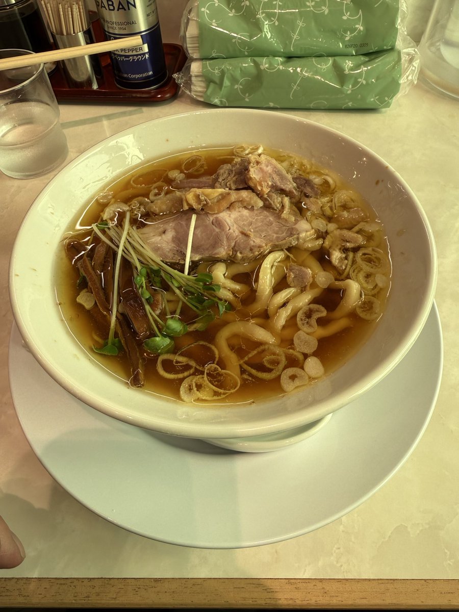 pa_teru's tweet photo. 中太麺か細麺か選べて中太麺にしたけど、これは極太麺では！？
#ロイヤルエンフィールド
#中華そば綾川 https://t.co/T5q4I4LiDG