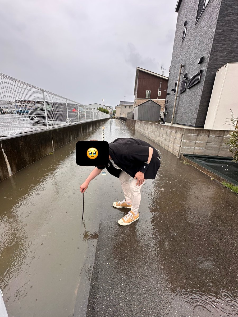 spitubeokayama's tweet photo. 大雨が降ると岡山市や倉敷市ではごくごく当たり前の風景🥲用水路と道路の高さが同じに見えて車が用水路に落ちる。
雨が降り続くので皆さま、細い道は注意お願いします。 https://t.co/yfS1PiuAnq