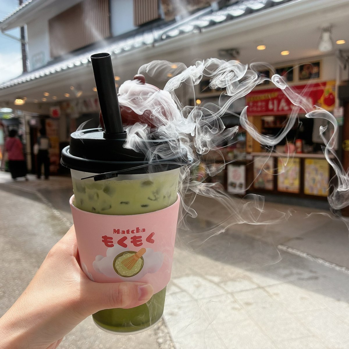 oritu426's tweet photo. 私の好きなアニメが
コラボ期間だったみたいで嬉しい🥹💕
ここのお団子が美味しくてね、
毎回頼んじゃうの🍡
ずっと飲んでみたかった抹茶ラテも
可愛くて美味しかった〜🍵💚 https://t.co/WXvSGmi7ao
