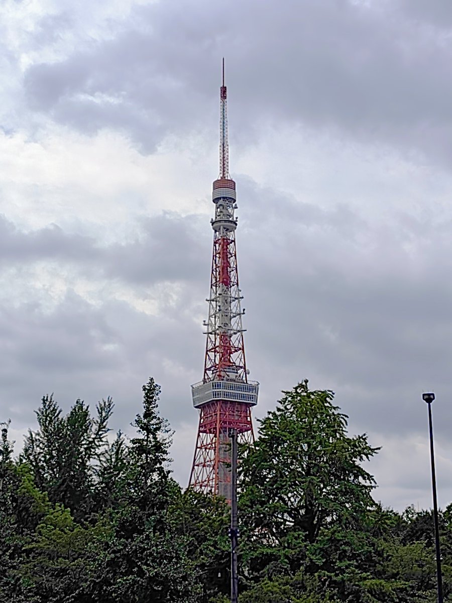 bach50aki's tweet photo. 新橋から神保町に向かうのに御成門から乗るのが良さげ？と初めていつもと逆方向に歩いてみたら東京タワーがこんなに近かったのね！と言うこと���そのうちお散歩に行こう。 https://t.co/FzSbtQTWYO