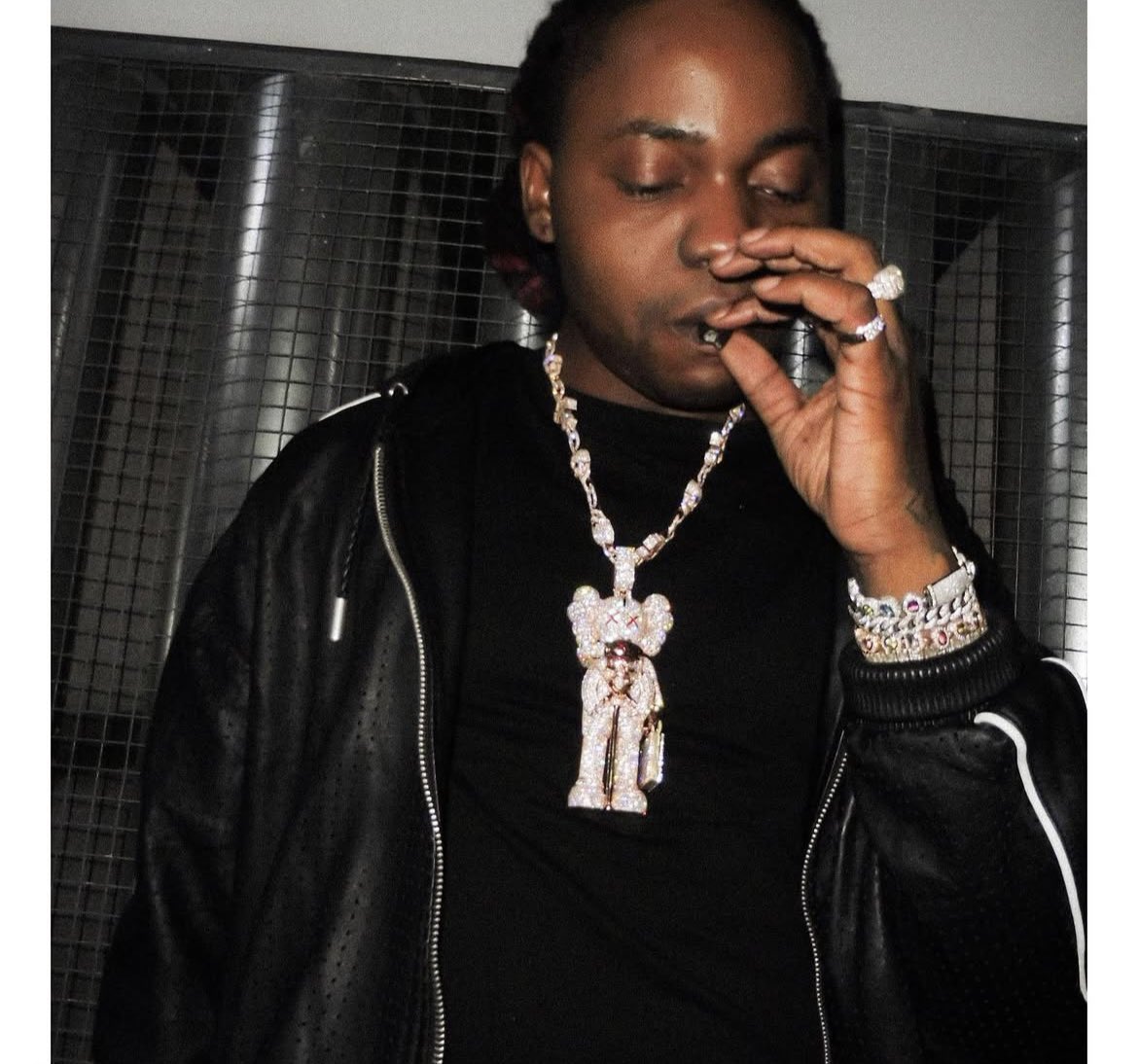 kuttroat_'s tweet photo. Oh my goodness I love this money I'm married to the money with no rings on 😤 #MILL https://t.co/t4rOKYuJ5x