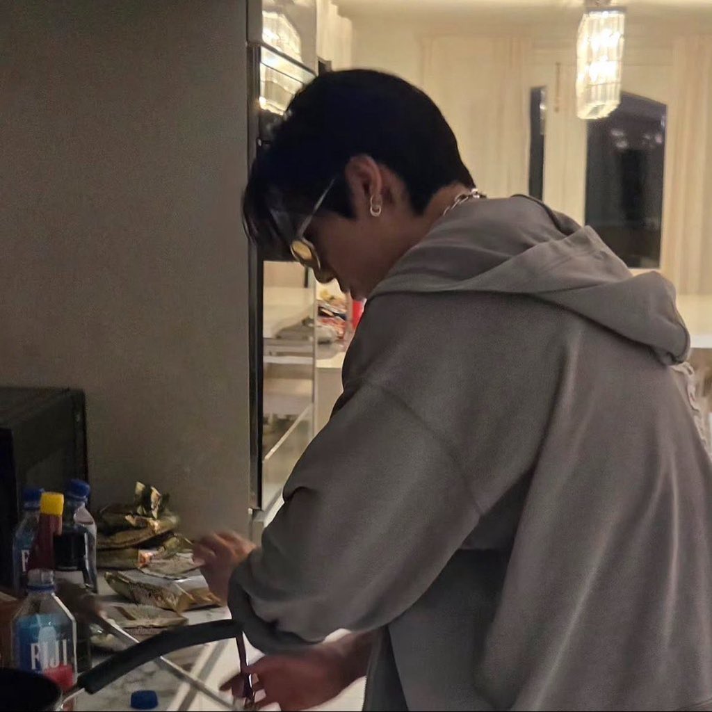 soupjimin's tweet photo. look at me my name is park jimin and i got jeon jungkook cooking what i want yeah man whatever https://t.co/x0HLUEJ9te