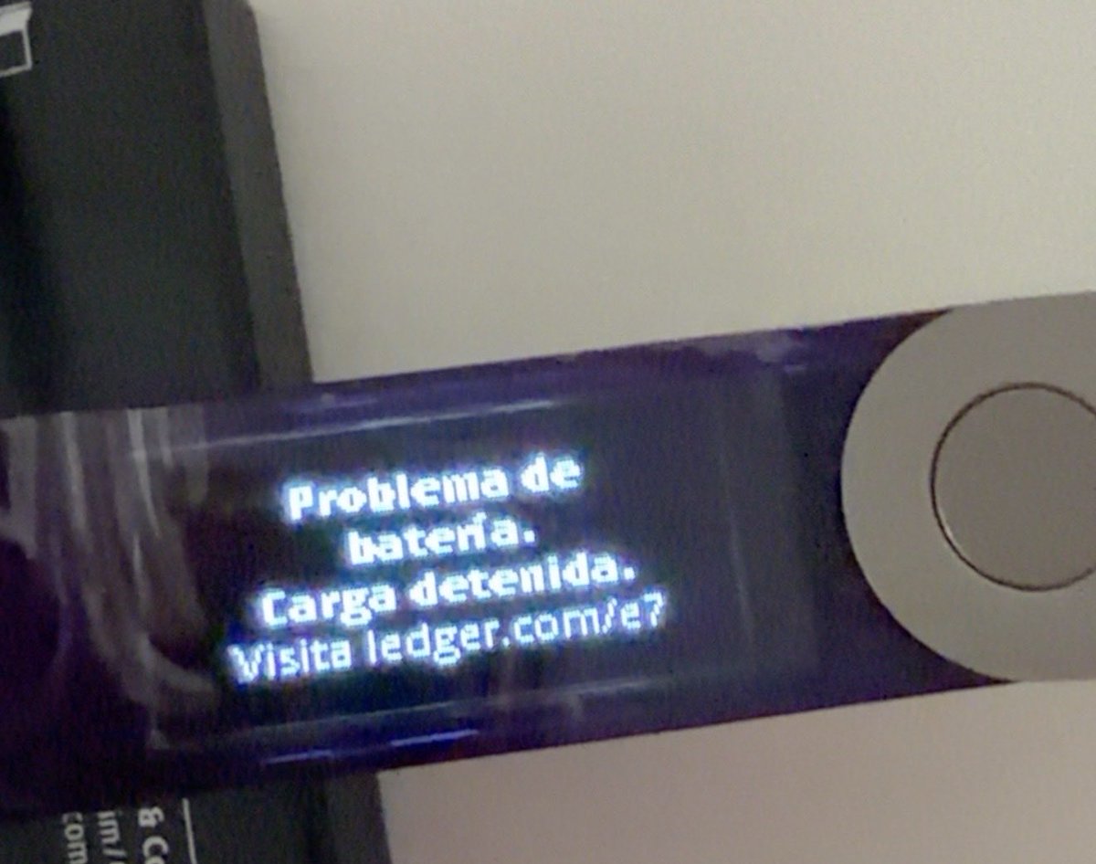 Inpunkcrypto's tweet photo. Últimamente estoy teniendo problemas con varios Ledger.

De momento consigo desbloquearlo y acceder, pero tiene toda la pinta de que cualquier día me va a dejar tirado.

Algunos me dicen que actualice, pero obviamente ya está actualizado. 

Es más, cada vez que uso Ledger me tiro un buen rato actualizando todo. Es un auténtico coñazo tener que estar haciendo esto continuamente.

La experiencia, sinceramente, está siendo horrible. 

Y encima, para colmo, nunca pude reclamar el bono de BTC que regalaban. En ninguno de los dispositivos.