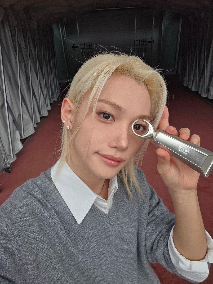 spearhyunnie2's tweet photo. felix instagram update: "tamburins 🩶💚💛" https://t.co/7nxd65HKK9