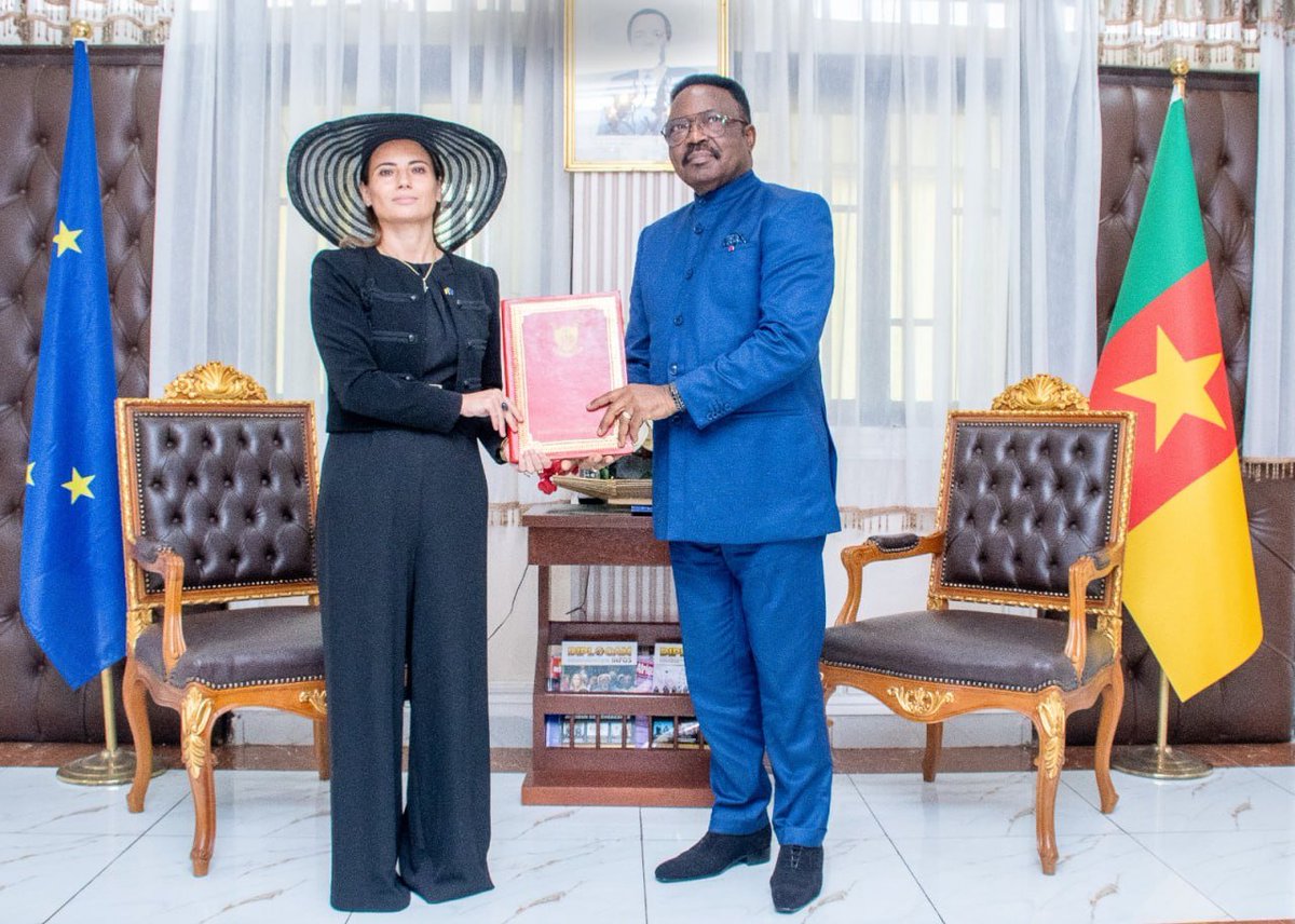 UEauCameroun's tweet photo. « Heureuse d’être au Cameroun 🇨🇲🇪🇺.
Mon message lors de la présentation des copies figurées de mes lettres de créance à S.E. Félix Mbayu :
Écouter pour comprendre. Relier pour créer des opportunités. Agir pour obtenir des résultats. https://t.co/Pry8G9OZf9