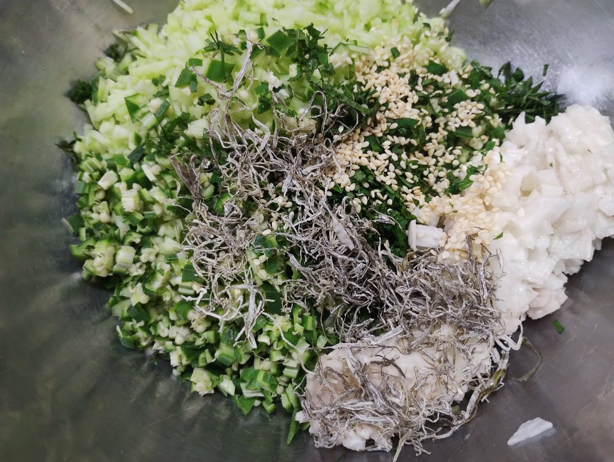 osuosuP's tweet photo. 昨日のXみてぼくも山形のダシ作りました( ´艸｀)
今回は茄子無しで簡単にきゅうり、オクラ、大葉、長芋、こぶのみで( ´艸｀)
塩と酢と液体出汁少々。 https://t.co/5wDQqf4PA0