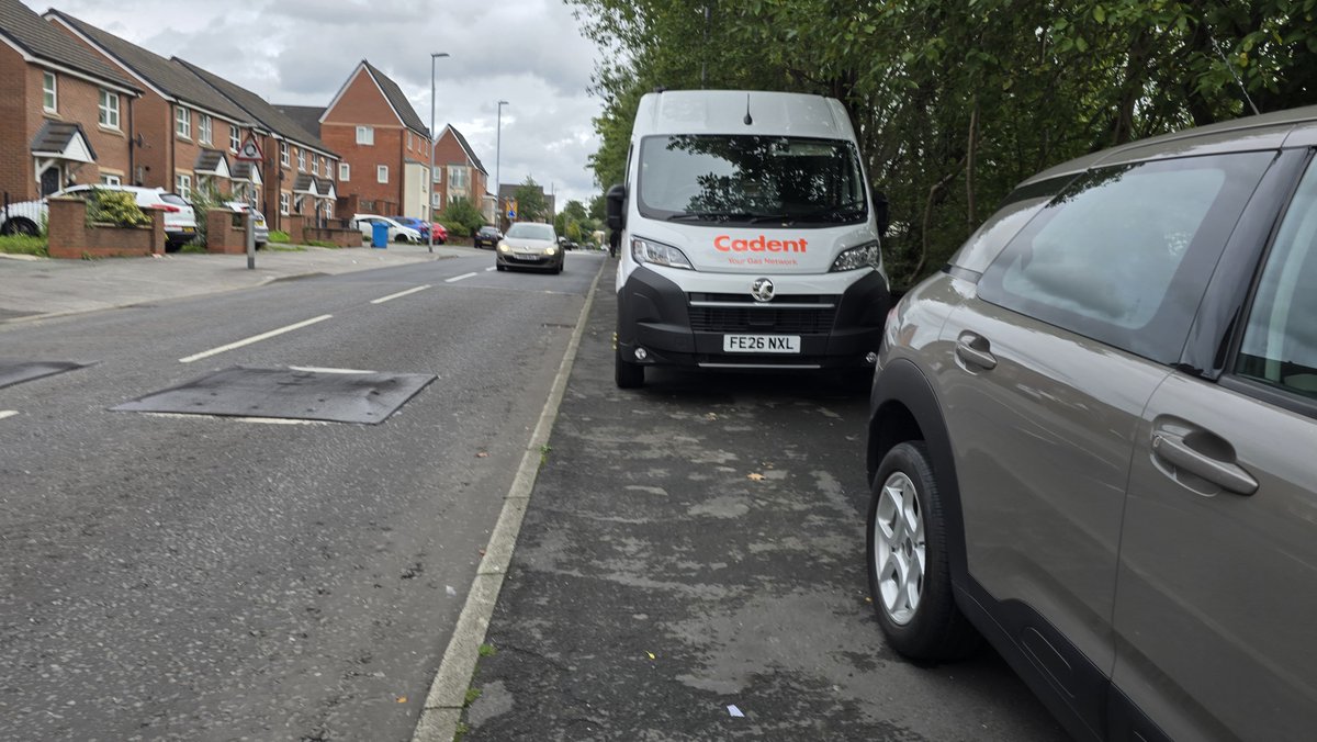 StuInAus's tweet photo. @CadentGasLtd Your arrogant worker parks here every evening/night, weekend and sometimes daytime. Please explain where the motobility scooters are expected to pass or those with prams? https://t.co/ogXRJmtwq4