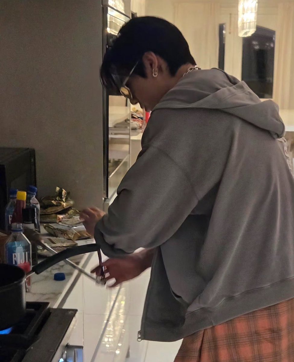levisacc's tweet photo. jk in his concert fit which means jimin was still in his unnie fit taking this pic https://t.co/BaZvtNp0zX