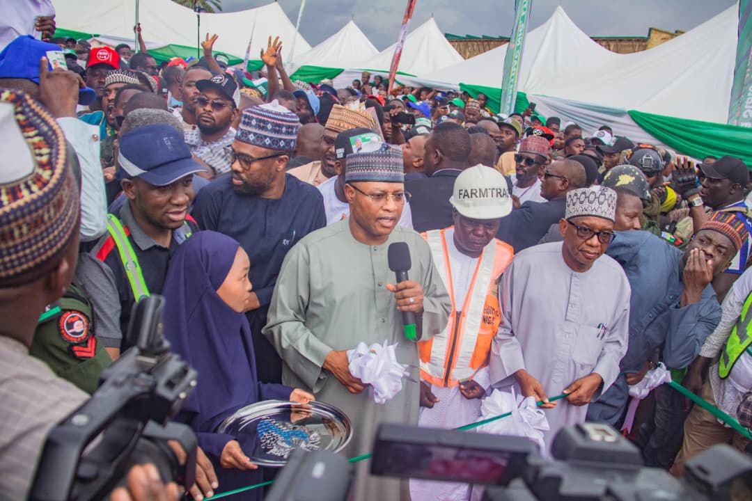 HAUSA_PROVERBZ's tweet photo. Governor Uba Sani has commissioned several key road projects, including the Zango Road to Asibitin Yara and other vital routes in Panteka, Kaduna.

Today's event underscores the administration's continued dedication to expanding road infrastructure, boosting connectivity, easing traffic, and improving residents' quality of life across the state.

Since assuming office, Governor Uba Sani’s administration has initiated the construction of 160 new roads totalling 1,355 km, with a strong focus on rural communities and urban poor areas.
#WorkingForKaduna