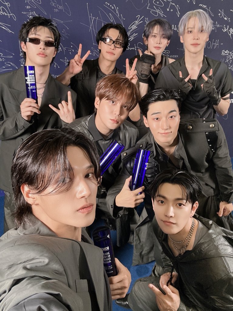 W00LOOKS's tweet photo. san being the one taking the selfie cause he’s being wooyoung aka the selfie stick https://t.co/lcpNdHYd4k
