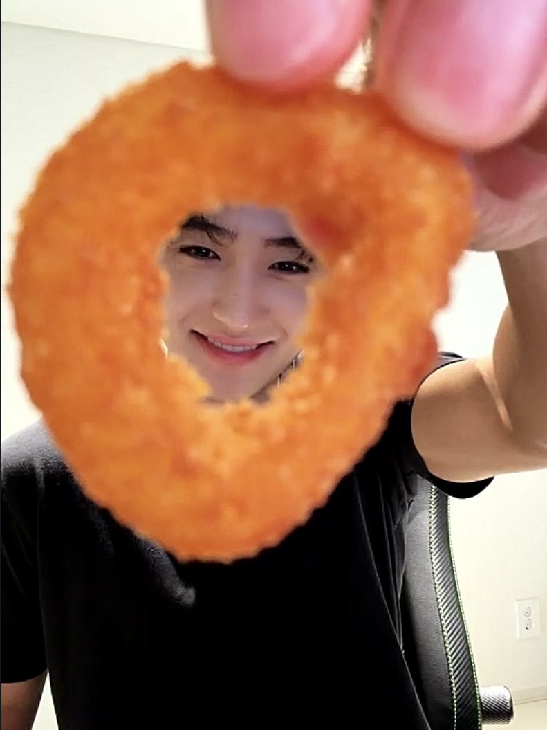 zzujae's tweet photo. Spotting the cutest view through an onion ring 🧅 https://t.co/FiWwCPgJLq