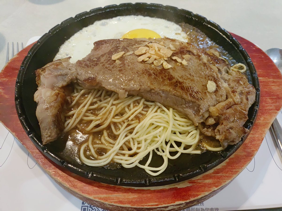 1975tabikuma's tweet photo. そして今日も野球観戦(樂天桃猿vs味全龍[桃園])の予定でしたが雨のため中止になってしまいました😭仕方ないのでホテルの近くにあったステーキ屋さんで夕飯に。メイン(ステーキ)を選んでサイドメニューは食べ放題というシステムでなかなか良かったです✨たまにはこういう台湾もいいね👍️ https://t.co/1doG8BSnWl