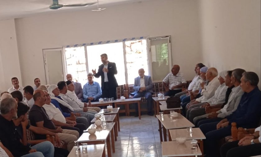 HudaParCinar_'s tweet photo. Mersin Milletvekilimiz Faruk Dinç, İlçe Başkanımız Aziz Tekdal ve beraberlerindeki heyetimiz, Mardin'in Derik ilçesine bağlı kırsal Derinsu (Buxur) Mahallesi'nde Temel ailesinin taziyesine katılım sağladı.

Vekilimiz vefat edenlere Allah’tan rahmet, Temel ailesine sabrı cemil temennilerinde bulundu.