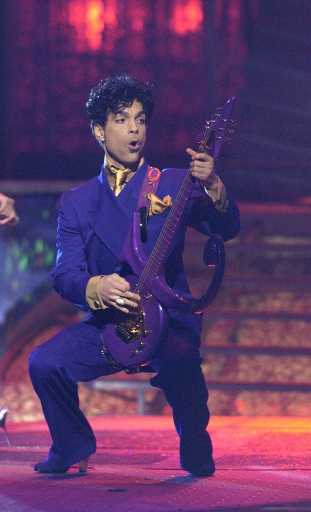 blackishpress's tweet photo. Chaka Khan on Prince:

“Well, I talk to him anytime. I get a candle, burn a candle for him. I have a painting of him. And I do talk to him.

His picture. I’ll say, ‘hey, I’m home, man. I hope you’re all right. You know, just look out for us’”. https://t.co/eAdGEN1cNI