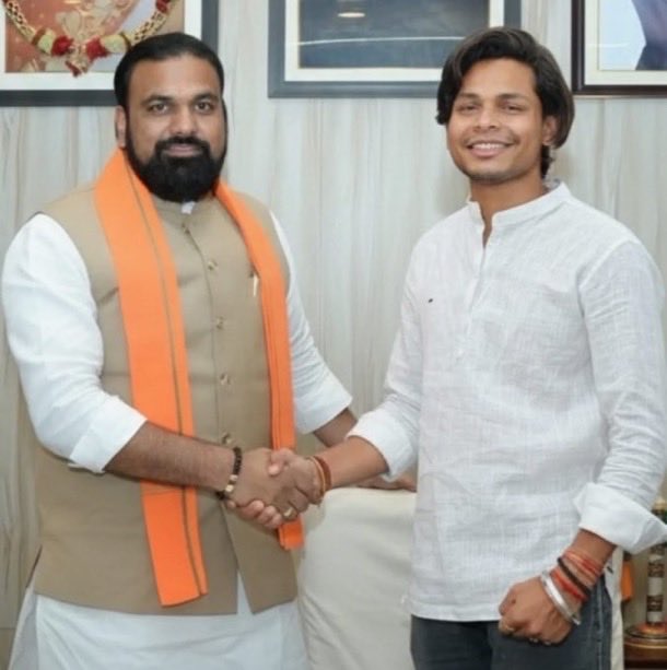 kamaalrkhan's tweet photo. This guy standing with all the politicians said that he can murder anyone and police can’t even arrest him. He said that he is having full support of all the politicians. So people,this is your new India. Enjoy pls. Thanks to @DelhiPolice @CPDelhi also. @ManojTiwariMP @iChiragPaswan @KapilMishra_IND