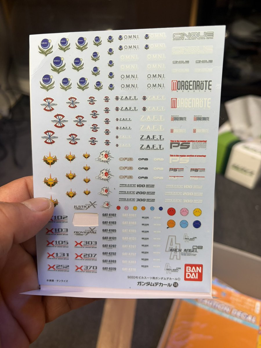 genkankobo's tweet photo. おい、これ1/100じゃねーか！
それ以前によく考えたらストフリはデスティニーじゃねーか！
これは無印か！？
ぐぎぎぎぎっ！！！
クソ！余ってる鉄華団のマークでも張るしかねぇ！ https://t.co/MNtCIWpBGs