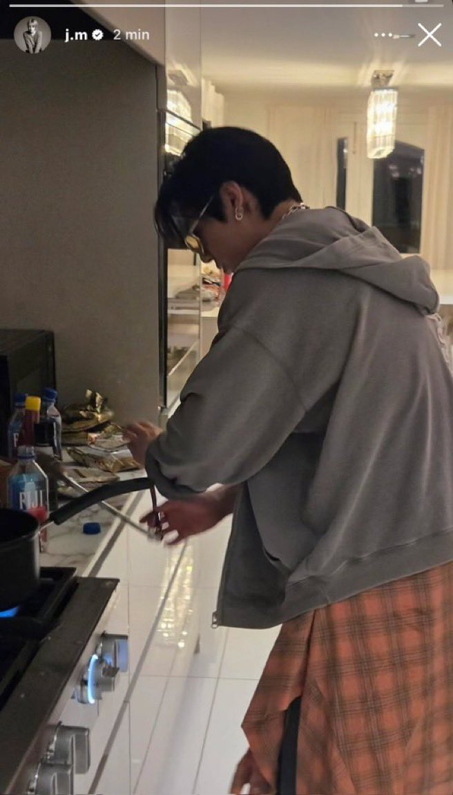 aryjiks's tweet photo. Nunca agradeci tanto pelo Jimin não saber usar o Instagram ERA PRA SER NO CF SIM https://t.co/eOn4bWG4GC