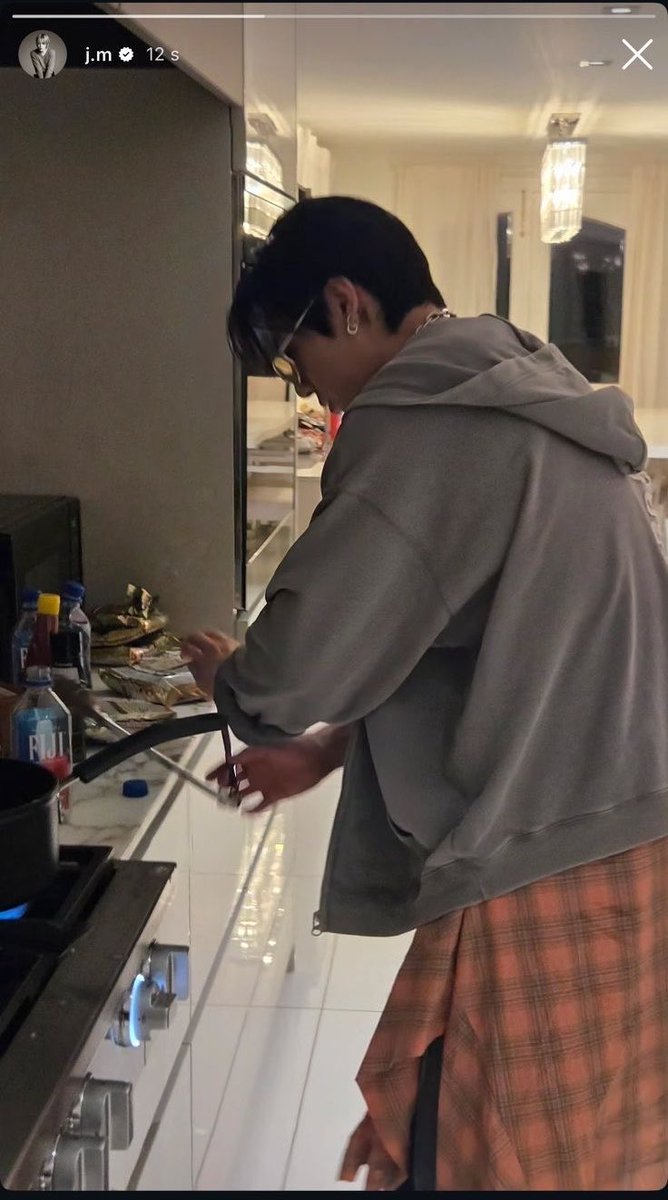 mminjikook's tweet photo. jm tipo: ya está tengo que volver a dejar en claro nuestra relación porque no entendieron el chiste de decirle “bro” https://t.co/Bo69Yx05L9