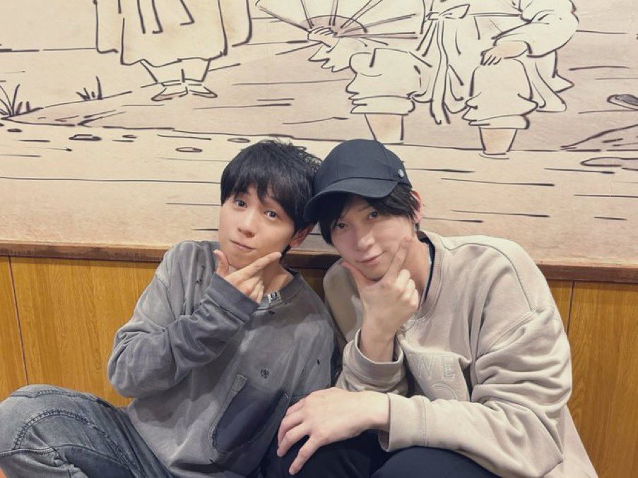 0907_Cumae's tweet photo. 이것도 재밌는데,,
나이츠성우들이랑 배우 같이 사진찍는데
아라시역은 키타무라상이 다 해서
나루카미랑 아라시 됨 ..  ̳.  ̫ . ̳ /// https://t.co/pUUsUVtoWH