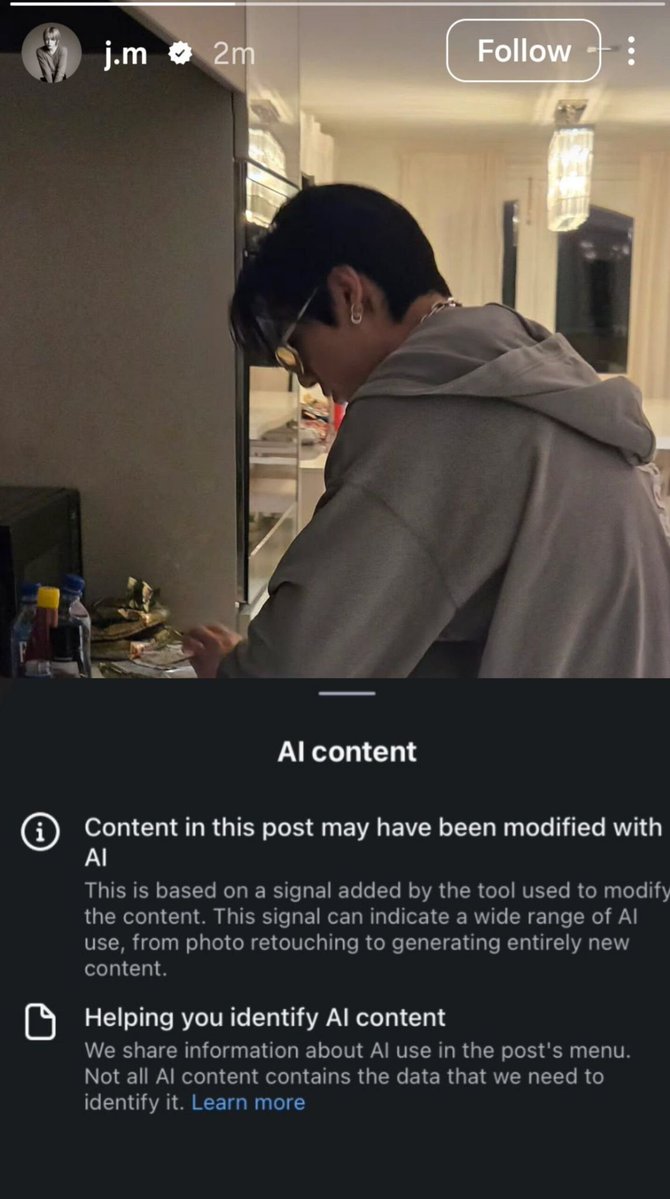 writtenbykookv's tweet photo. jimin to gemini:

“i haven't been able to feed my dogs with f@nservice in so long because I've been constantly ignored now make this photo look like some special meaningful moment so i can feed my shipper dogs again and help me out” 

then he deleted the pic 😭 https://t.co/preEoKYlqh