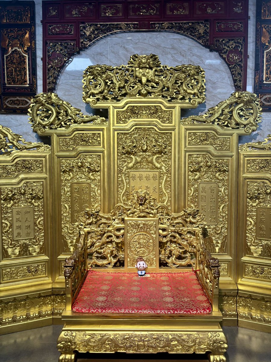 8pandacake's tweet photo. Mini Messi on his big big throne cuz he’s crowned the GOAT https://t.co/qR8GVQTWDh