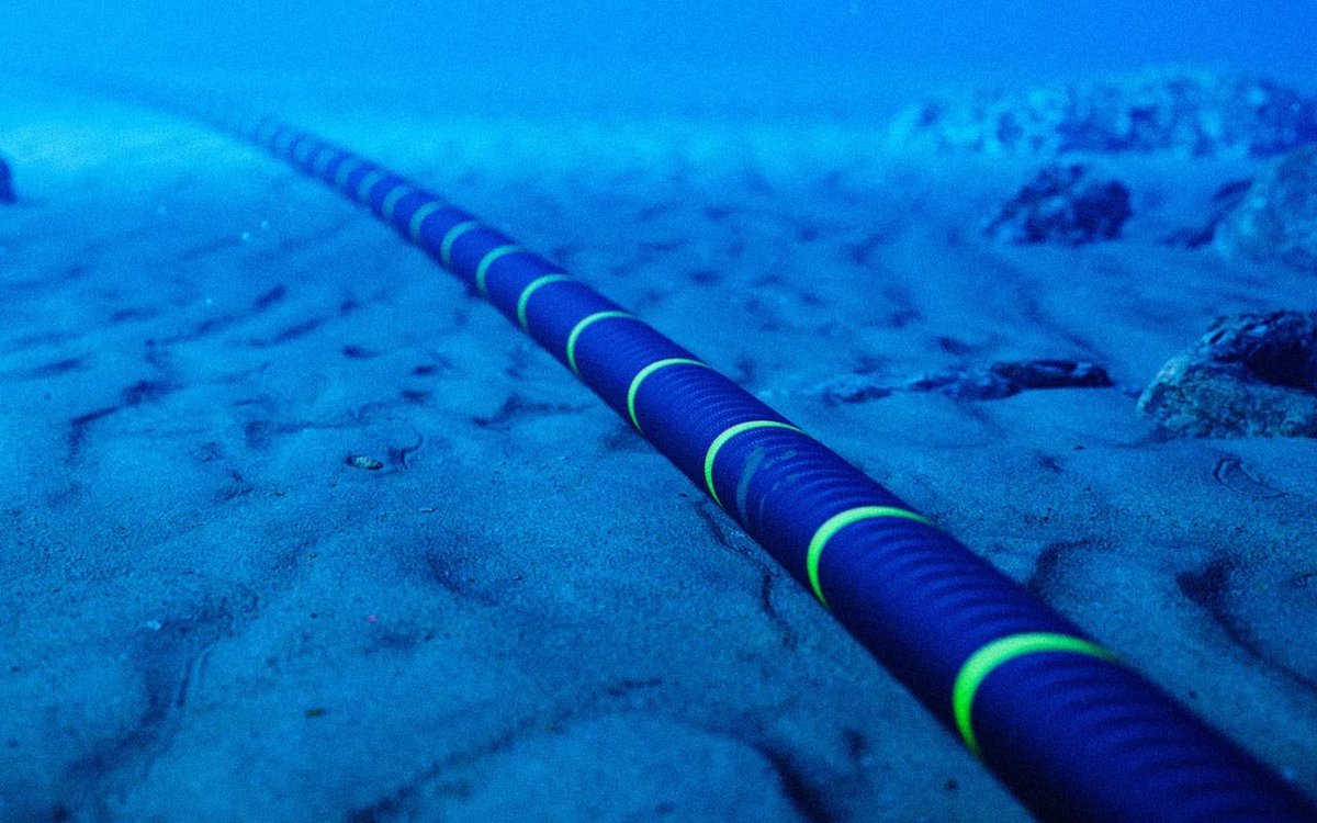 isaacrrr7's tweet photo. 🚨🇮🇷 ÚLTIMA HORA | IRÁN AMENAZA CON CORTAR EL “INTERNET MUNDIAL”

Hossein Shariatmadari, asesor del líder supremo Mojtaba Jamenei, pidió cortar los cables submarinos en Ormuz.

⚠️ El llamado podría abrir un nuevo frente de escalada digital. https://t.co/VAdsyUXgOd