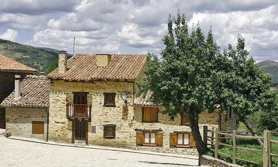 SierraNortecom's tweet photo. Es el Día Mundial de los Rascacielos🏙En la Sierra Norte de Madrid no hay rascacielos... pero sí preciosas casas con arquitectura rural😍 https://t.co/zK0zwhMPiS
¿Cuál prefieres?
#rascacielos #arquitectura #newyork #madrid #sierrademadrid #SierraNorteMadrid #SierraNorteDeMadrid https://t.co/MftzYHqaUv