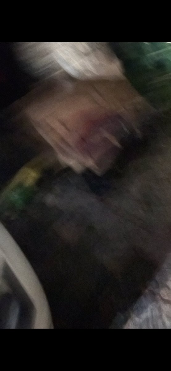 CiudadanoCDMx07's tweet photo. Como siempre entre vecinos abusivos y locatarios nefastos se vuelve un chiquero la jardinera de esquina ixcateopan y municipio libre... aunque la foto que nos mandaron esta un poco borrosa pero se aprecia el auto y la basura en la jardinera.. que mas podemos decir estos negocios se vuelven tóxicos para la delegación por que abusan de las banquetas y ni siquiera las cuidan, no son capaces de tirar su basura conforme las disposiciones oficiales y aparte el único beneficiado es el dueño del changarro que se ahorra valet, servicio de limpia.... de lo que se ve a simple vista, que será de los demás servicios, imss, cofepris, permisos, ???etc.@BJAlcaldia @ColDelValleBJ @VecinosBJMx @VecinosAlcBJ @VecinosBJMx @AccionesBJ @BlindarBJ @AccionesBJ