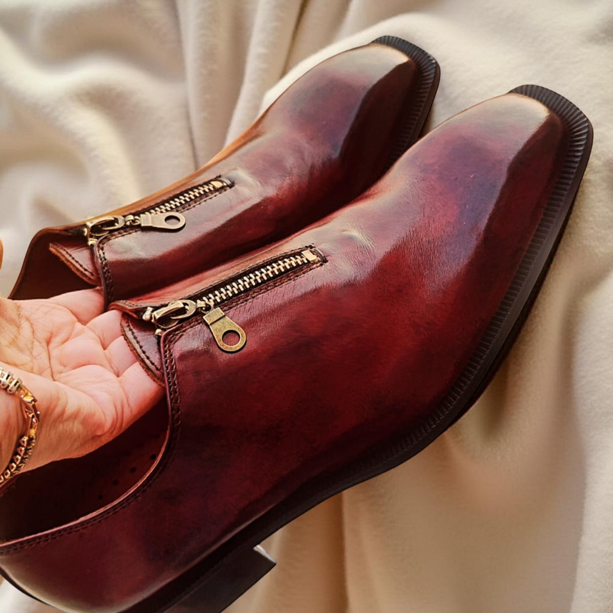 SharieGrabe9dn's tweet photo. Handmade men’s leather zipper loafers with a rich hand-dyed patina. Premium full-grain leather, custom sizes and colors available. Perfect for weddings, business meetings, or evenings out. https://t.co/gS4LxZgaBJ