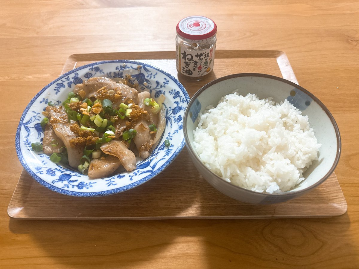 cfu456's tweet photo. 今日の晩ご飯 
豚トロ

桃屋の食べるねぎ油なる商品を見かけたのでねぎ好きとして試しに買ってみた
味自体はまあふつうにねぎ塩だれって感じなんだけど揚げたねぎのザクザク食感がいいアクセントになってて美味かった https://t.co/K6dTTrGkIT